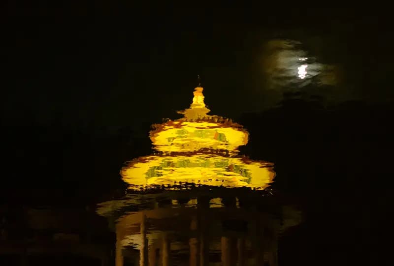 金色塔影